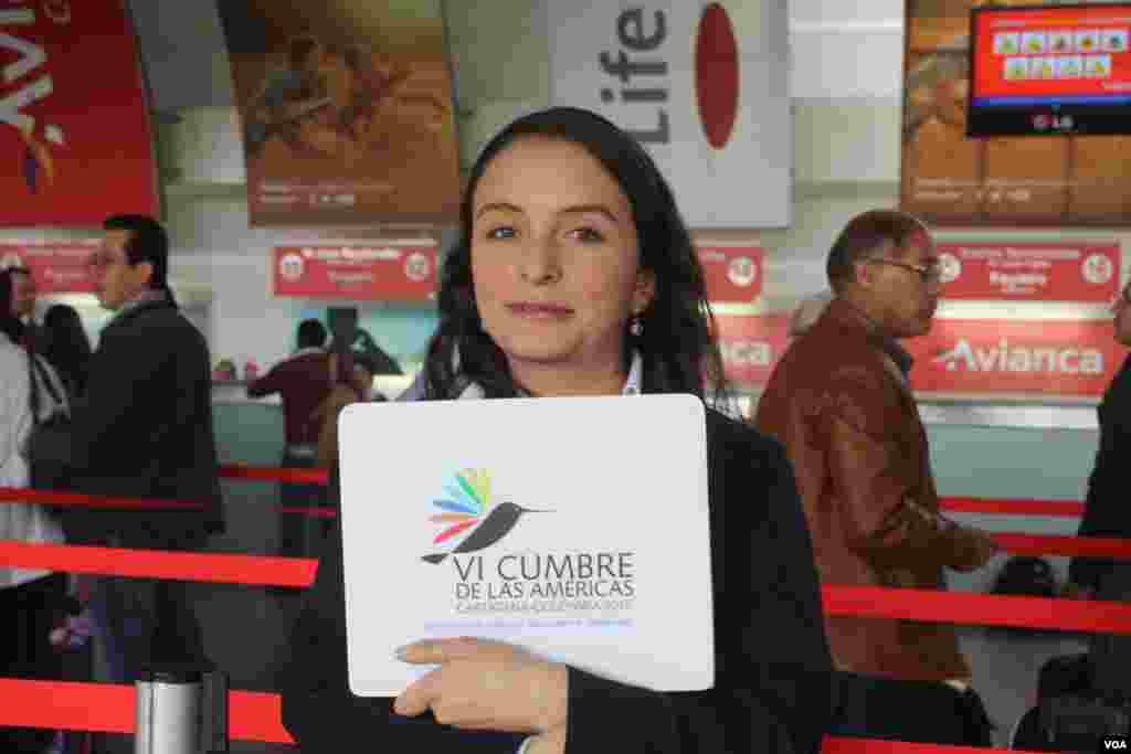 Con una sonrisa, los organizadores de la Cumbre de las Am&eacute;ricas dan la bienvenida a los participantes.