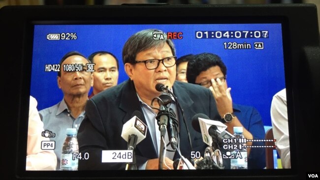 លោក សុន ឆ័យ ថ្លែងក្នុងសន្និសីទស្តីពីការមិនចូលរួមប្រជុំវិសាមញ្ញជាមួយក្រុមតំណាងរាស្រ្តគណបក្សកាន់អំណាច នៅទីស្នាក់ការគណបក្សសង្គ្រោះជាតិ នាថ្ងៃទី៣១ ខែមករា ឆ្នាំ២០១៧។