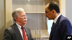 Penasihat Keamanan Nasional Gedung Putih, John Bolton (kiri) berbincang dengan juru bicara Presiden Turki, Ibrahim Kalin di Ankara, Selasa (8/1). 