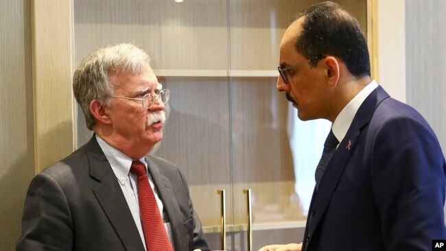 2019年1月8日美国国家安全顾问博尔顿(左)和土耳其埃尔多安的首席外交政策顾问卡林在安卡拉总统府会面