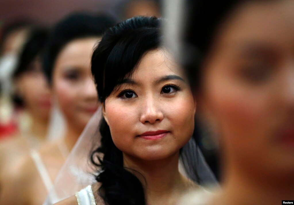 上海郊区，一位新娘等待参加婚介公司组织的集体婚礼（2013年5月18日）