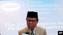 Al Haj Murad Ebrahim pimpinan Front Pembebasan Islam Moro, memberikan keterangan kepada watawsan di Manila, Filipina, 20 Februari 2018. 