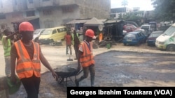 La route qui mène d'Adjame à Abobo est en réfection, en Côte d'Ivoire, le 17 octobre 2017. (VOA/Georges Ibrahim Tounkara)