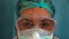 Kacamata seorang perawat, Dilara Fahrioglu, tertutup uap setelah merawat pasien yang menderita Covid-19 di unit perawatan intensif Rumah Sakit Internasional Medicana di Istanbul, Turki, 14 April 2020. (Foto: Reuters)