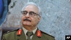 Jenderal Khalifa Hifter, yang memimpin kampanye melawan ekstremis Muslim di Benghazi, Libya, sejak tahun 2014.