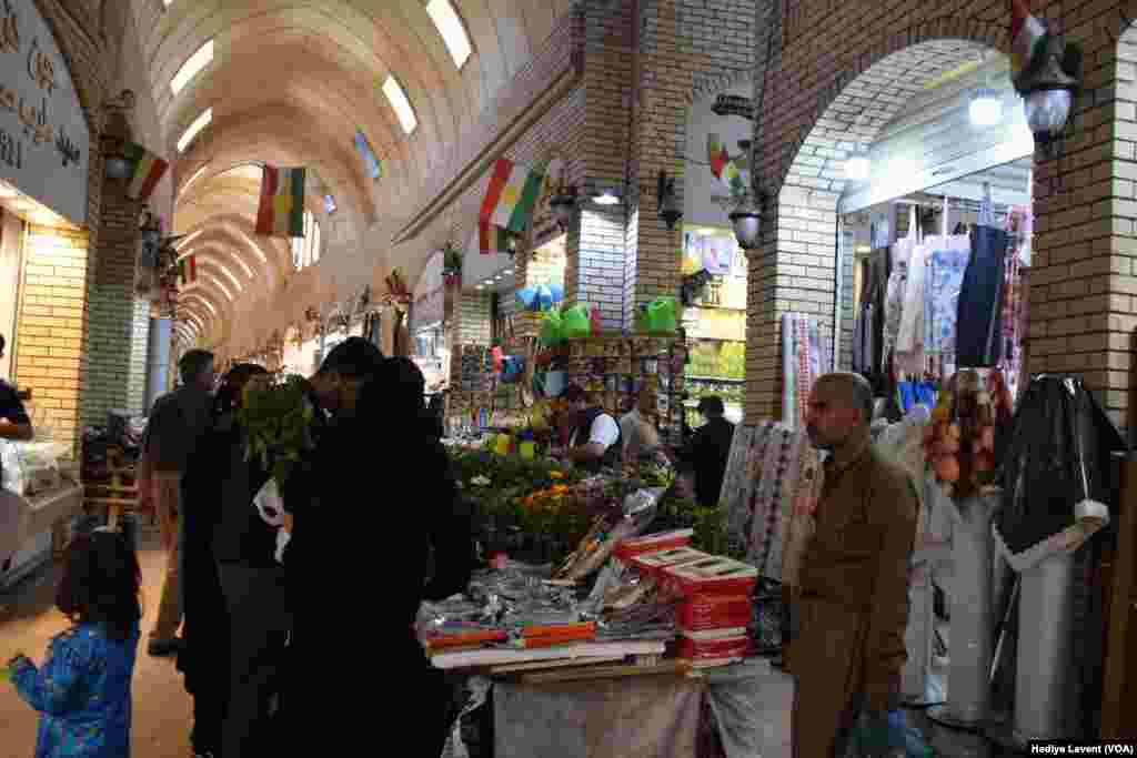 Erbil Kalesi&rsquo;nin devamındaki tarihi çarşıda sabahın erken saatlerinde başlayan hareketlilik öğlen saatlerinde azalmaya başlıyor. Öğleden sonra 2 civarında çarşıdaki birçok dükkan kepenklerini kapatmış oluyor