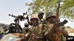 Des soldats dans le camps militaire de Bosso, dans la région du Niger, près des combats contre Boko Haram, le 17 juin 2016.