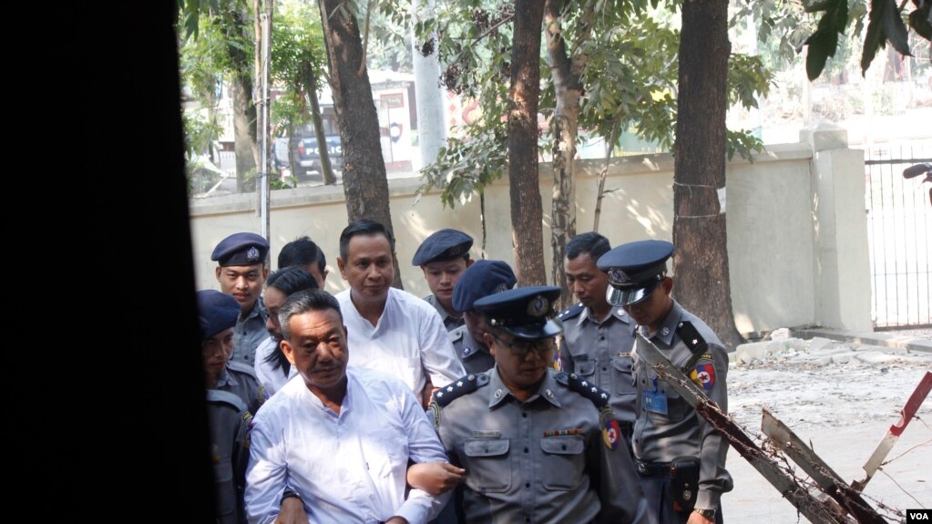 တရားလႊတ္ေတာ္ေရွ႕ေန ဦးကိုနီ လုပ္ႀကံခံရမႈ ေနာက္ဆံုးအႀကိမ္ ၾကားနာစစ္ေဆးရာသို႔ တရားစြဲခံထားရသူမ်ားကို ႐ံုးထုတ္လာစဥ္။ (ေမခ/ေဖေဖာ္ဝါရီ ၁၊ ၂၀၁၉)