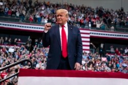 El presidente Donald Trump llega a SNHU Arena para un acto de campaña el martes, 10 de febrero de 2020 en Manchester, N.H.