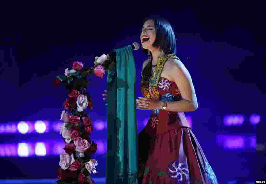 Angela Aguilar canta &quot;La Llorona&quot; en los Latin Grammy 2018.