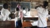 Des écoliers dans une salle de classe à Goma, le 23 septembre 2015. (VOA/Charly Kasereka)