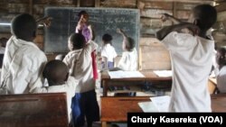 Des écoliers dans une salle de classe à Goma, le 23 septembre 2015. (VOA/Charly Kasereka)