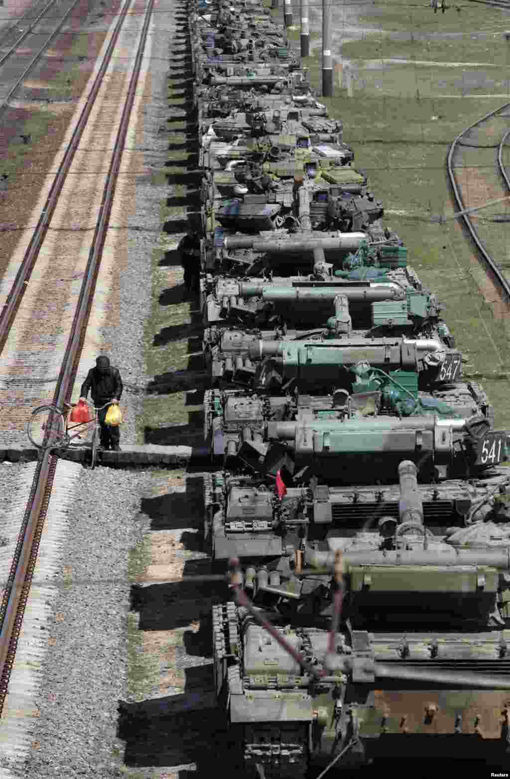 Ukrainian tanks are placed on freight cars before their departure from Crimea to other regions of Ukraine in the settlement of Gvardeiskoye near the Crimean city of Simferopol.