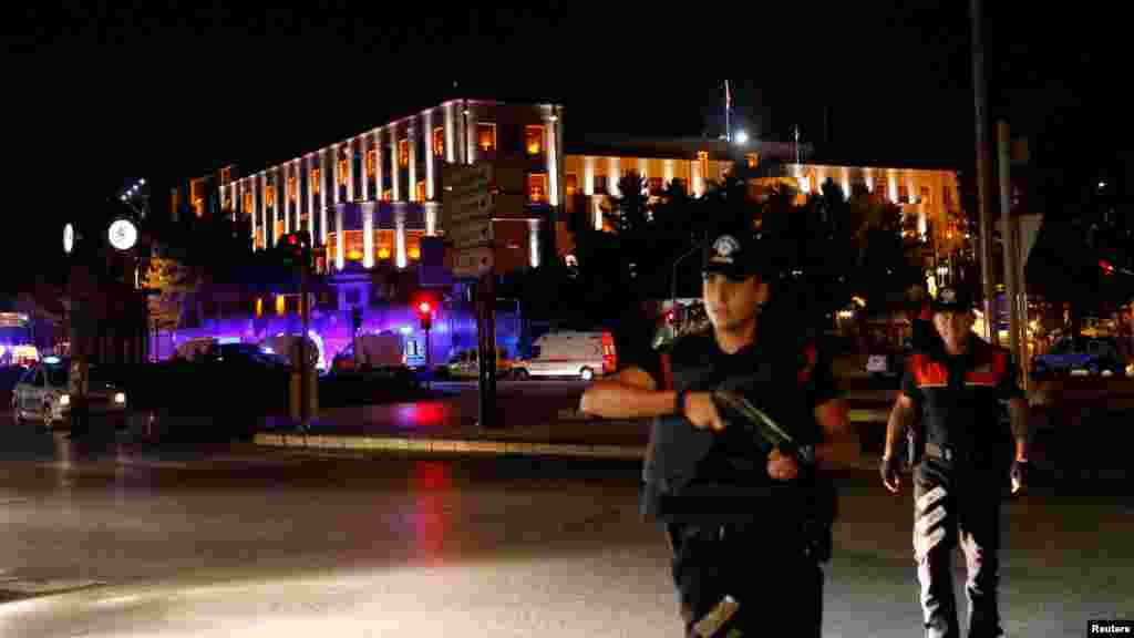 Des policiers montent la garde près de l&rsquo;état-major de l&rsquo;armée turque à Ankara, Turquie, 15 juillet 2016.