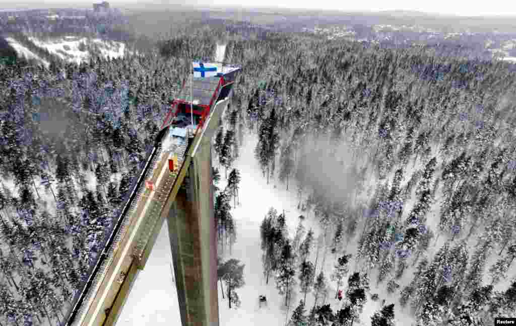 Bendera Finlandia dikibarkan di atas menara Lahti Large Skijumping Hill, Finlandia.