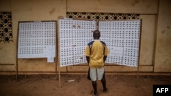 Un électeur gabonais consulte les listes d’électeurs devant un bureau de vote dans le quartier de Rio, à Libreville, 27 août 2016. 