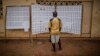 Un homme devant les listes d’électeurs dans un centre de vote, durant la présidentielle, a Libreville, le 27 août 2016.