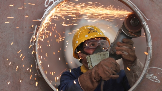 中国浙江省湖州市一家钢件厂的工人在工作。(2020年5月17日)
