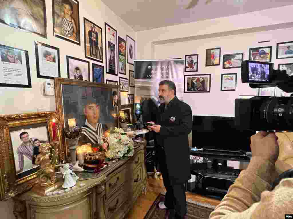 پشت صحنه فیلمبرداری مصاحبه بخش فارسی صدای آمریکا با مهرزاد زارعی، پدر آراد زارعی، از جان باختگان پرواز پی اس ۷۵۲