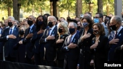 На снимке: на мемориальной церемонии в Нью-Йорке во время исполнения гимна Соединенных Штатов. 11 сентября 2021г. 