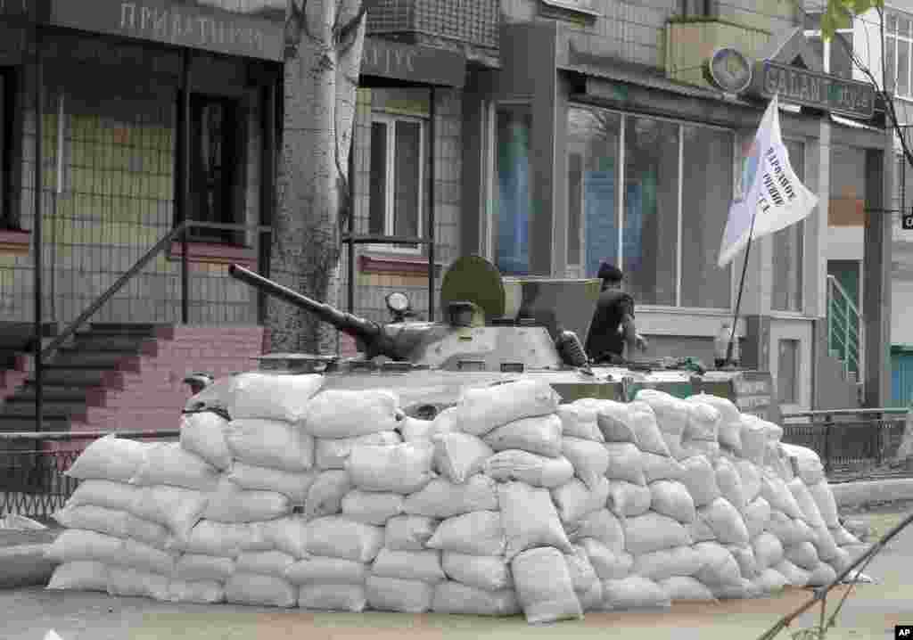 A tank belonging to pro-Russian insurgents is positioned in the center of Slovyansk, April 20, 2014.&nbsp;