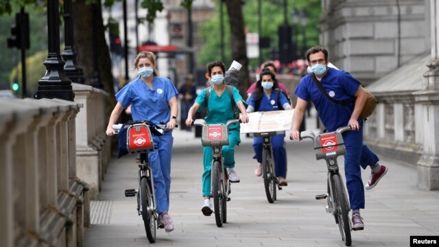 英國倫敦的醫務人員騎自行車參加抗議活動（路透社2020年6月3日）