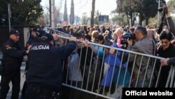 Majke pokušavaju da probiju ogradu ispred Vlade Crne Gore (rtcg.me)