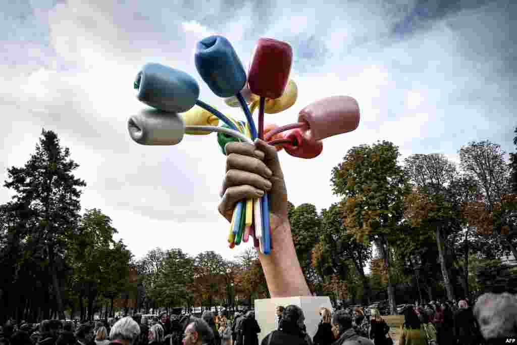 រូប​បាច់​ផ្កា​ទូលីប (tulips ) ដែល​រចនា​ឡើង​ដោយ​វិចិត្រករអាមេរិក&nbsp;Jeff Koons ត្រូវ​បាន​បង្ហាញ​នៅ​ជិត​សារមន្ទីរ&nbsp;The Petit Palais ក្នុង​ទីក្រុង​ប៉ារីស ប្រទេស​បារាំង។