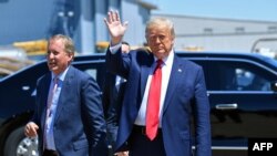 Presiden AS Donald Trump didampingi Jaksa Agung Texas Ken Paxton (kiri) di Dallas, Texas, 11 Juni 2020. (Foto: Nicholas Kamm / AFP)