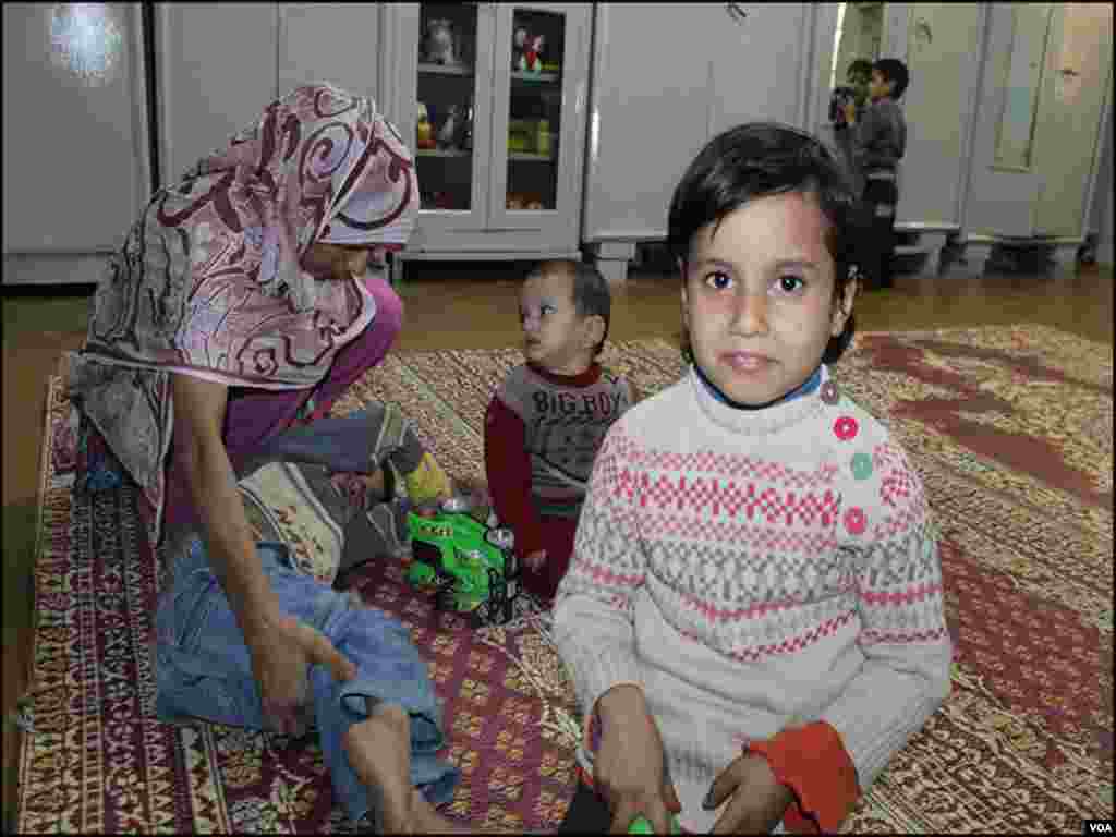 کراچی کے ایدھی سینٹر میں غربت کے باعث والد اپنے چھ بچوں کو کفالت کی غرض سے چھوڑگیا