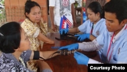 Cambodian doctors treated patients on a medical mission organized by the Cambodian Health Professionals Association of America (CHPAA), Phom Penh, Cambodia, 2011. (Courtesy of CHPAA)