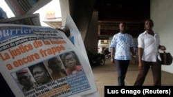 Un exemplaire du journal Nouveau Courrier en vente Abidjan, Côte d'Ivoire, 10 mars 2015. 
