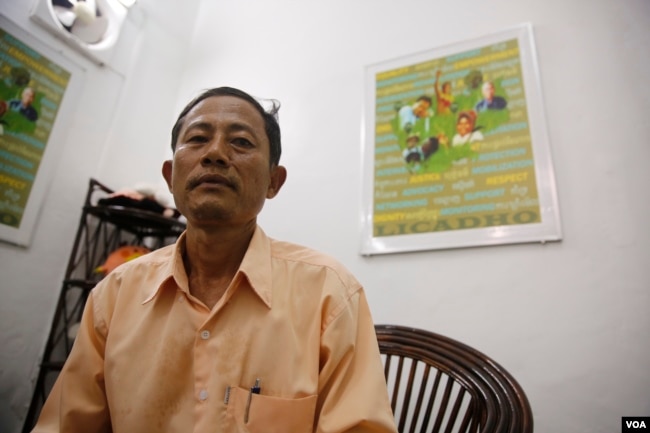 លោក ​អ៊ិន​ គង់​ជិត​ អ្នក​សម្រប​សម្រួល​សិទ្ធិ​មនុស្ស​ប្រចាំ​ខេត្ត​កោះកុង ​នៃ​អង្គការ​សិទ្ធិ​មនុស្ស ​លីកាដូ ​អំឡុង​ពេល​ផ្ដល់​បទ​សម្ភាស​ដល់​វីអូអេ។​ (អូន ឆេងប៉រ/VOA)