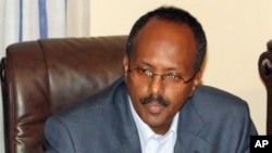 Newly appointed Prime Minister for Somalia Mohamed Abdulahi speaks during a briefing at the presidential palace in Mogadishu, 14 Oct. 2010