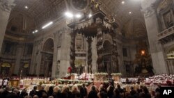 Pope Benedict XVI leads tEl papa Benedicto XVI encabeza la vigilia pascual en la Basílica de San Pedro en el Vaticano. (AP)he Vatican's Easter vigil service at St. Peter's Basilica, at the Vatican Saturday, April 7, 2012. (AP Photo/Pier Paolo Cito)