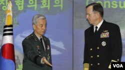 Jenderal Korea Selatan Han Min-koo (kiri) bersama Laksamana Mike Mullen di Seoul.