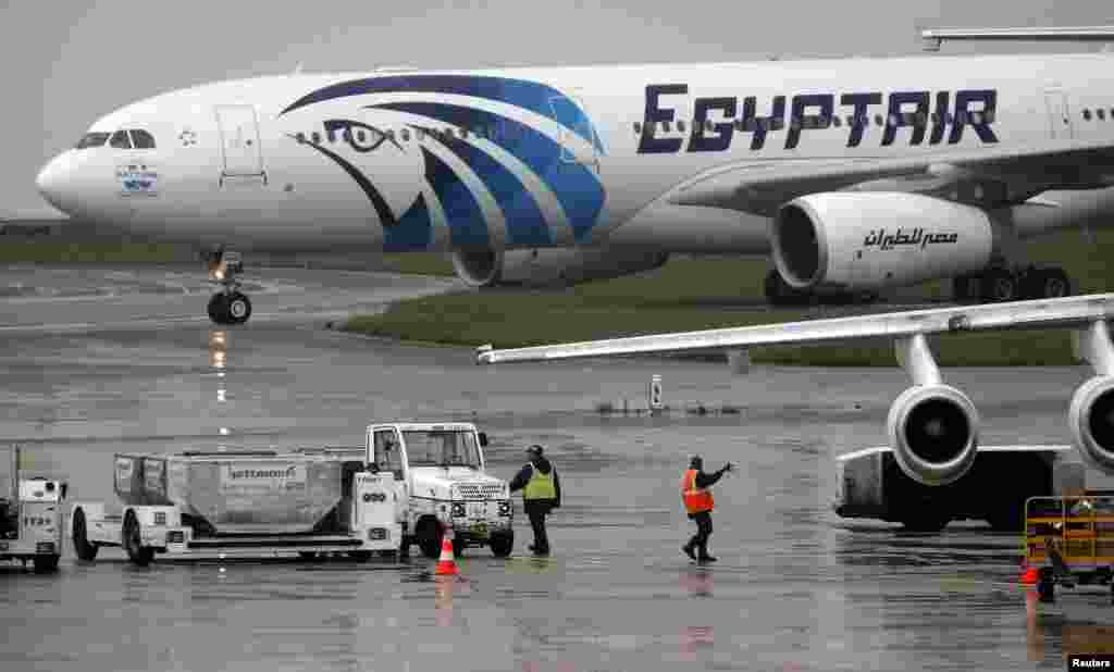 프랑스 파리에서 이집트 카이로로 향하던 이집트항공의 여객기 MS804편이 19일 실종된 가운데, 파리 공항에서 카이로로 향하는 또 다른 이집트항공 여객기가 대기하고 있다. 