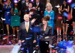 FILE - Capres John McCain dan cawapres Sarah Palin pada September 2008.