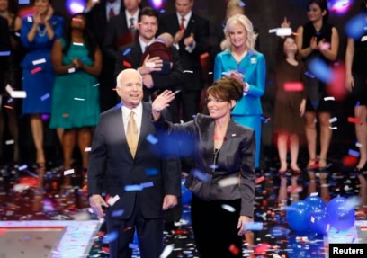 FILE - Capres John McCain dan cawapres Sarah Palin pada September 2008.