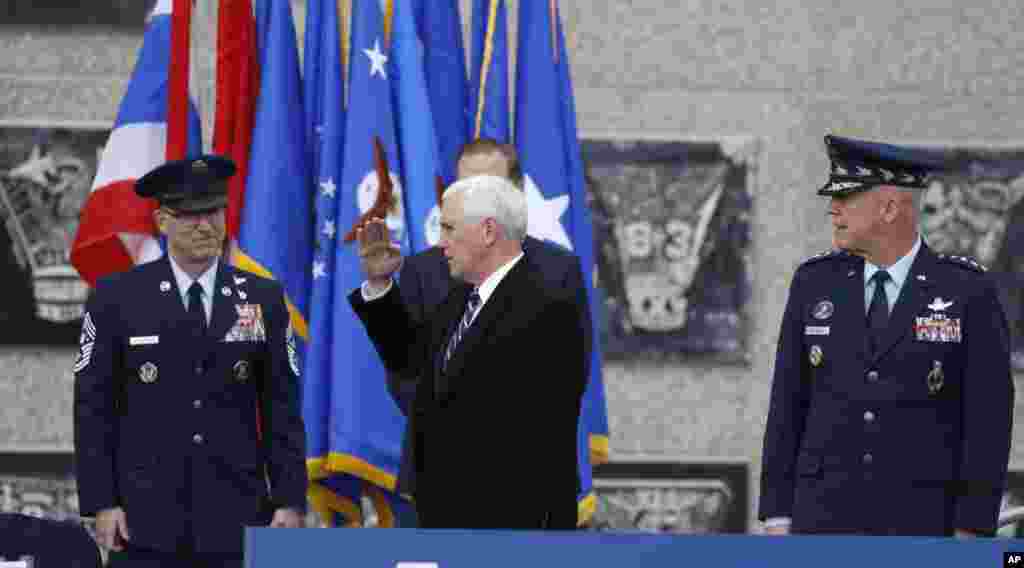 El vicepresidente Mike Pence llega al podio para hablar en la ceremonia de graduación del 2020 en la Academia de la Fuerza Aérea de Colorado.