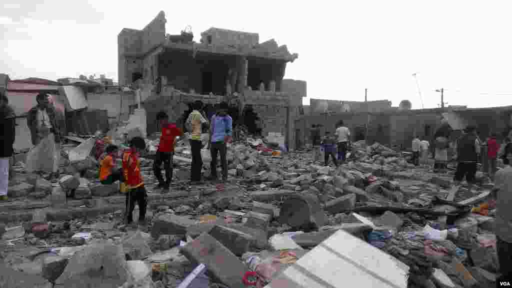 薩那的這個街區有一百多所房屋被炸毀（VOA穆賈里攝於 2015年9月）