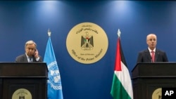 Palestinian Prime Minister Rami Hamdallah, right and U.N. Secretary-General Antonio Guterres attend a press conference following their meeting at the Prime Minister's Office, in the West Bank city of Ramallah, Tuesday, Aug. 29, 2017. 