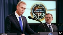 패트릭 샤나한 미국 국방부 부장관과 댄 브루리엣 에너지부 부장관이 2일 국방부 청사에서 열린 ‘2018 핵태세 검토 보고서(NPR)’ 발표 기자회견에서 발언하고 있다.