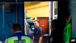 Los agentes de policía permanecen en el puesto de guardia del departamento forense del Hospital de Kuala Lumpur, en Kuala Lumpur, Malasia, el sábado 25 de febrero de 2017.