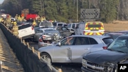 La neblina y hielo sobre el pavimento fueron factores en el accidente en cadena que involucró a 63 vehículos.