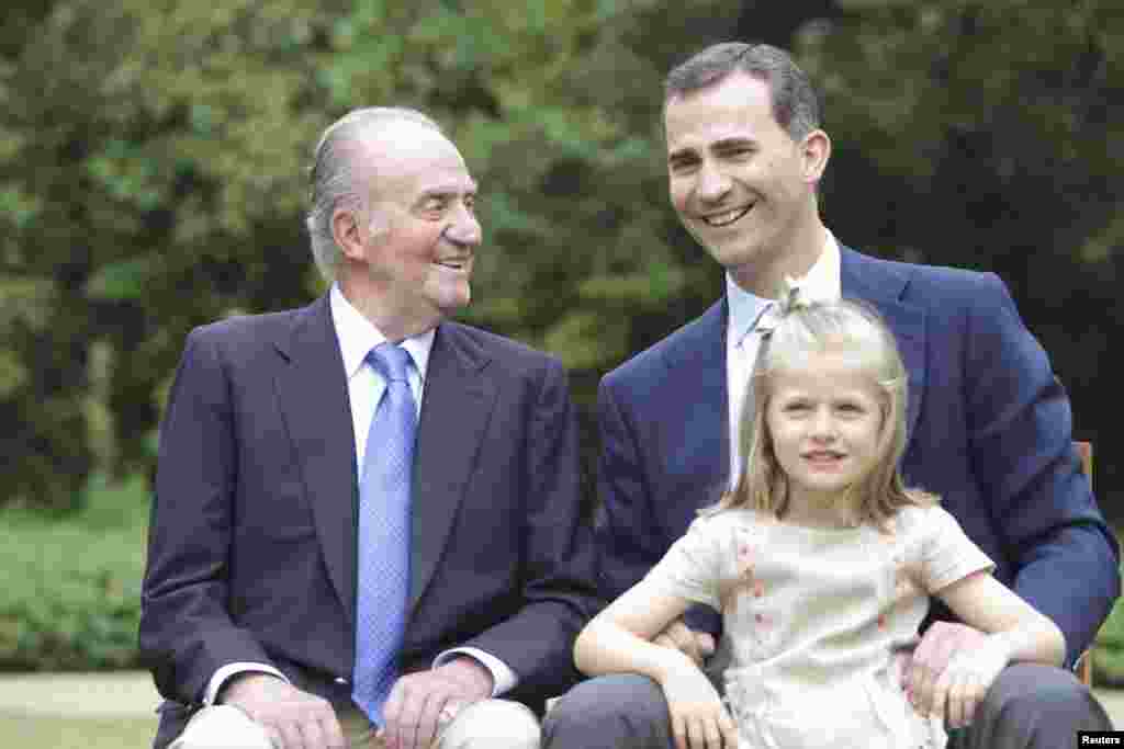 Raja Spanyol Juan Carlos, Putra Mahkota Pangeran Felipe dan cucu perempuan Infanta Leonor berpose di Istana Zarzuela di Madrid, 26 Juli 2012.