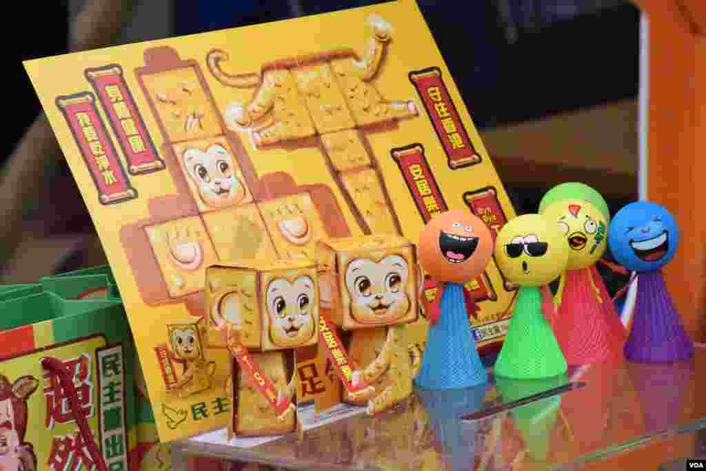 香港民主黨的年宵攤位免費派發摺紙「足金金猴」。（美國之音湯惠芸攝）