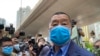 2020年5月18日，香港传媒大亨黎智英(中)戴着口罩抵达法庭。(资料照片)