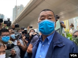 资料照片：香港民主派传媒大亨黎智英戴着口罩抵达香港法庭。(2020年5月18日)