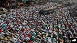 Bangladeshi Muslim devotees offer prayers during the first day of Islamic congregation Tablighi Jamaat’s second phase of Bishwa Ijtema in Tongi, 20 kilometers (13 miles) north of Dhaka, Bangladesh, Jan. 15, 2016. 